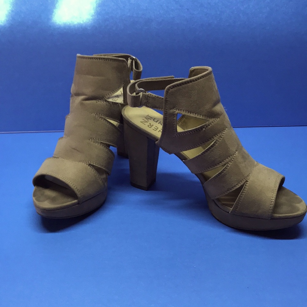 Naturalizer beige suede open toe heel